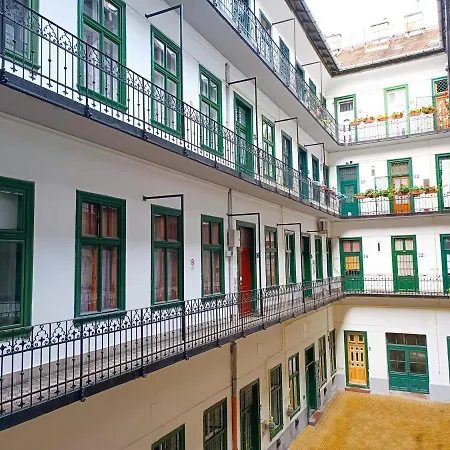 R172 Elitehost Raday Studio Budapest