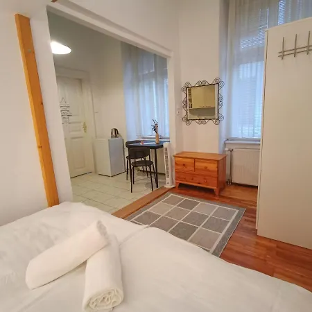 R172 Elitehost Raday Studio Apartman *