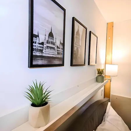 R172 Elitehost Raday Studio Budapest